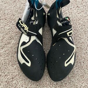 Scarpa Drago LV 42 new w/ tags